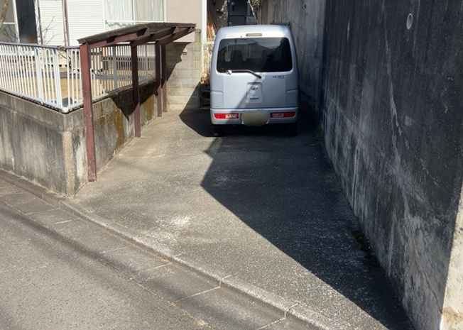 【駐車場】 | 車一台あたりに必要なスペースは、標準サイズの普通自動車で横幅2m50cm、長さ5mは必要になります。ただし、乗降のことも考慮して横幅3m30cm、長さ5m50cmほどは確保できるところを選びましょう。
