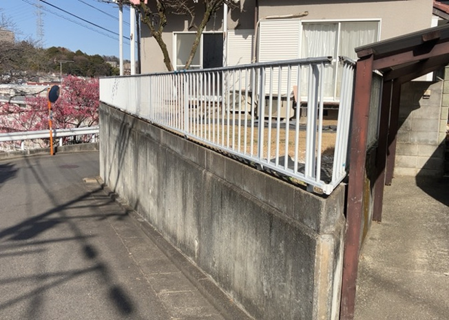 【庭】 | 庭のある家に住むことのメリットとして、子どもたちの遊び場を確保できること、ガーデニングや家庭菜園を楽しめること、明るさを確保できることがあります。また、配置を工夫することでプライバシーが確保できます。