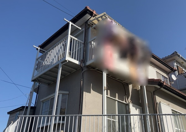 【バルコニー】 | バルコニーは、建物内から室外へ楽に出入りできる便利なスペースです。また、バルコニーには手すりを付けることが義務付けられており、手すりの高さは110cm以上で施工することが建築基準法で定められています。