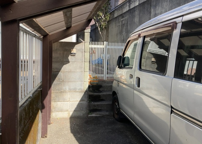 【玄関】 | 玄関は家の顔と言っても過言ではありません。現地を見学する際は玄関の広さや全体のバランスなどを見てみるといいでしょう。一般的なアプローチのしやすさだけではなく、お年寄りにも優しい設計のものだと安心です。