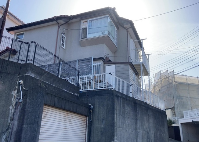 【外観】 | 住宅用の土地では前面道路に2m以上接していなければならないと法律で定められています。しかし、お持ちの車のサイズやライフスタイルなどにより、2mでは利便が悪い場合もございますので、事前に確認しましょう。