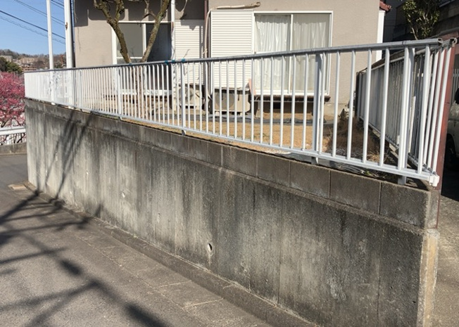 【庭】 | 庭があることでガーデニングや家庭菜園はもちろん、こどもの遊び場やペットを放して遊ぶことができます。また、家の周囲に余裕があるということです。隣地との間があれば、十分な日当たりと、風通しが確保できます。