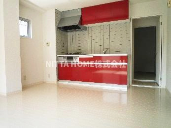 シティハウスCOZYのキッチン|上下に収納がついていてお部屋を広々と使えるオープンキッチンを採用◎