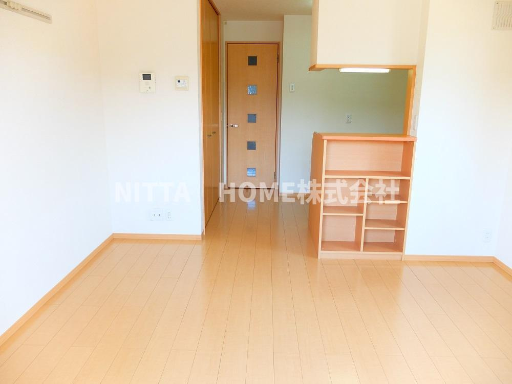 レーブプレミールⅠ番館 の居間・リビング|清潔感のある室内がＧＯＯＤですね！