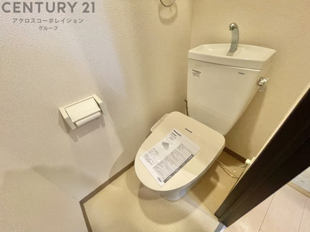 温水洗浄便座機能付きのトイレです♪