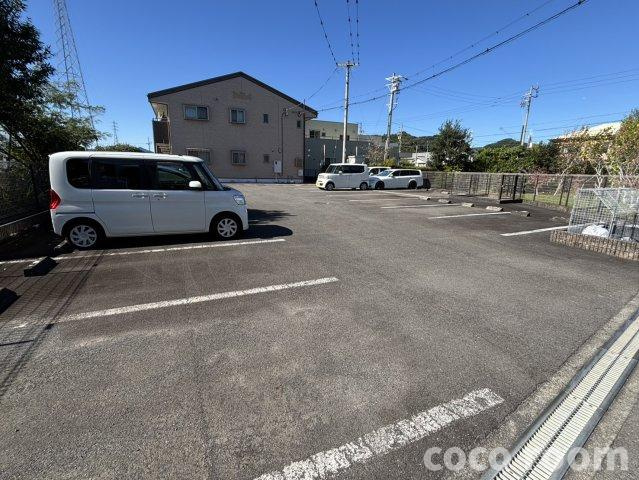 ボンドの駐車場