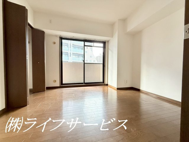 【洋室】 | リーガル新大阪第６ | ６.２帖の玄関側洋室／クロゼット有／バルコニーに面した広々とした洋室です！