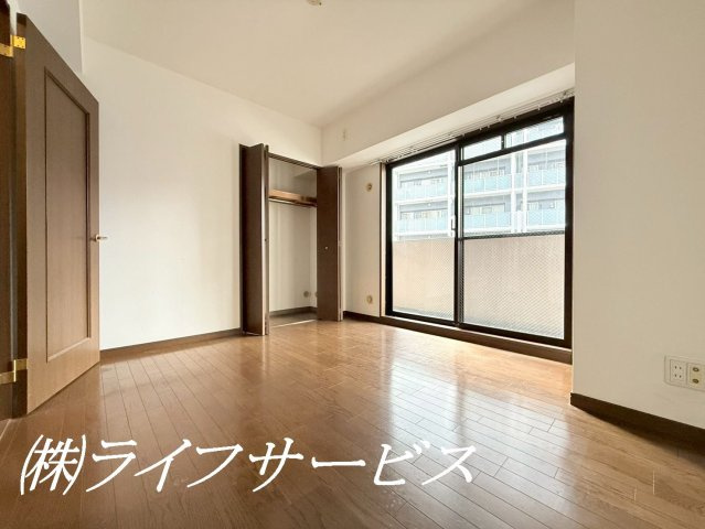 【洋室】 | リーガル新大阪第６ | ６.２帖の玄関側洋室／クロゼット有／バルコニーに面した広々とした洋室です！