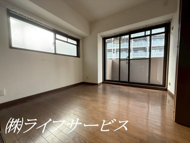 【洋室】 | リーガル新大阪第６ | ５.２帖の洋室／クロゼット有／バルコニーに面した洋室です。