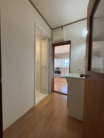 片瀬山戸建の洗面所