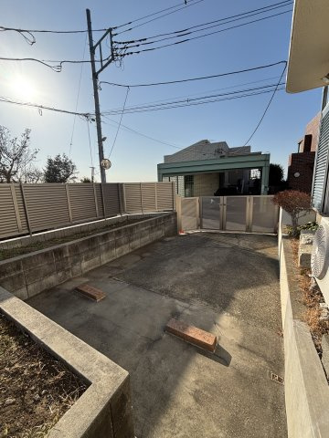 片瀬山戸建の駐車場