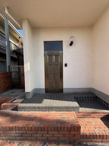 片瀬山戸建の玄関