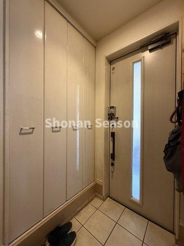 【玄関】 | 履物が散らかることなく、スッキリ収納できるシューズボックスを完備！