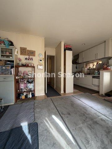 【現地画像あり！】座間市栗原中央3丁目　中古戸建　28.35坪の居間・リビング|収納力が高く使い勝手も良好なシステムキッチンを搭載しております。　
