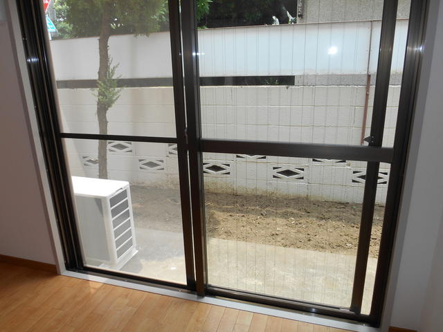 洋室から庭が見えます