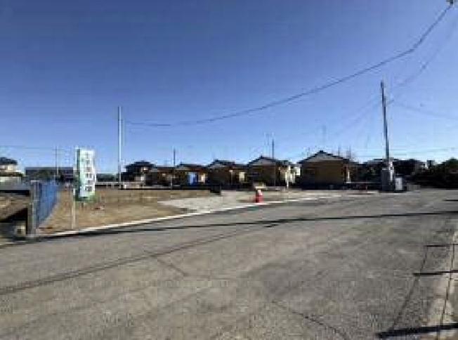 【前面道路含む現地写真】 | ワイウッドコート　行田市佐間第3期　3号棟　新築戸建　全4棟　2号棟