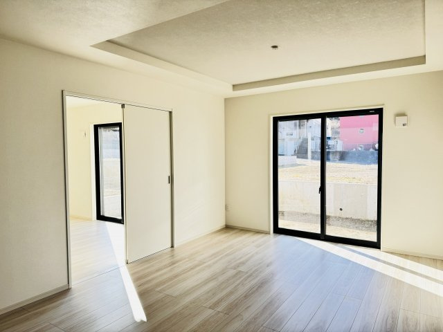 八王子市　兵衛　新築一戸建て　１期の居間・リビング|～17.3帖の明るいLDKで、家族団欒の時間をお過ごしいただけます～