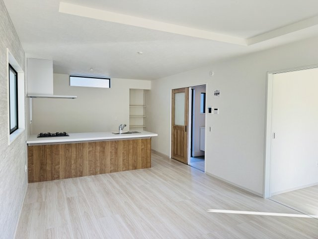 八王子市　兵衛　新築一戸建て　１期の居間・リビング|～17.3帖の明るいLDKで、家族団欒の時間をお過ごしいただけます～