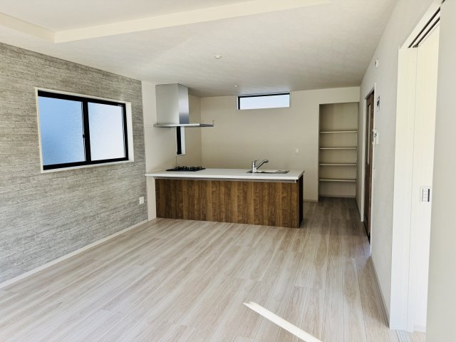 八王子市　兵衛　新築一戸建て　１期の内装|～アクセントクロスや折り上げ天井がオシャレなリビングダイニング～