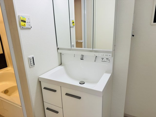 八王子市　兵衛　新築未入居戸建て　１期の独立洗面台|～３面鏡付きの独立洗面台　細々している物をスッキリ収納出来ます～