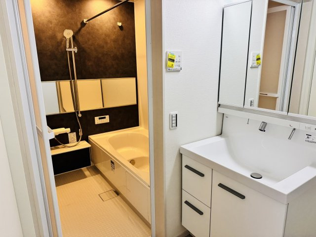 八王子市　兵衛　新築未入居戸建て　１期の脱衣所|～窓付きで明るい洗面所　換気もしやすいです～