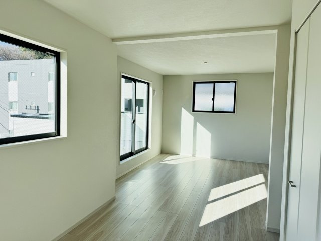 八王子市　兵衛　新築未入居戸建て　１期の寝室|～2階14.2帖の主寝室　8.7帖と5.5帖の部屋に間仕切りも可能な2ドア1ルーム仕様～