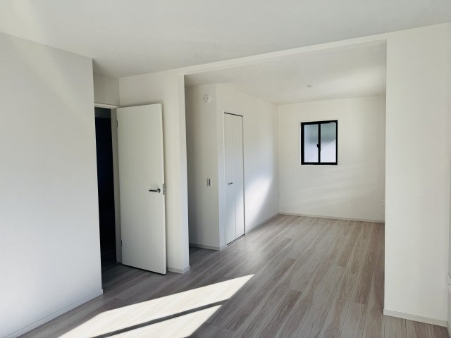 八王子市　兵衛　新築一戸建て　１期の寝室|～2階14.2帖の主寝室　8.7帖と5.5帖の部屋に間仕切りも可能な2ドア1ルーム仕様～