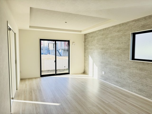 八王子市　兵衛　新築未入居戸建て　１期の居間・リビング|～17.3帖の明るいLDKで、家族団欒の時間をお過ごしいただけます～