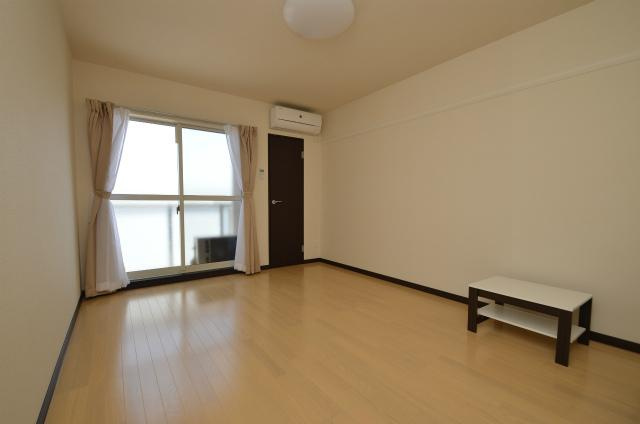 遠賀郡遠賀町大字別府のアパートの居間・リビング