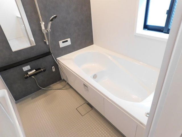 名古屋市中川区中須町字藤六の新築一戸建の浴室|◇浴室◇　　広い１坪サイズ（LIXIL）・浴室暖房乾燥機・保温浴槽・エコベンチ浴槽・スライドバーシャワー・マグネットラック・キレイサーモフロア・オートバス・バリアフリー