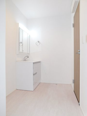 名古屋市中川区中須町字藤六の新築一戸建の独立洗面台|◇洗面脱衣室◇　　広い洗面室！　三面鏡シャワードレッサー・くもり止め仕様