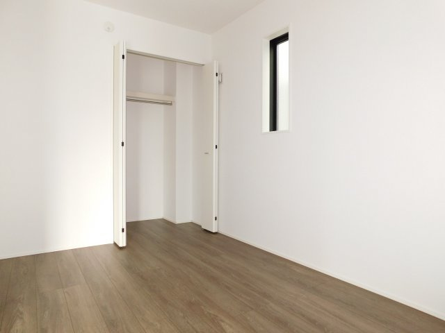 名古屋市中川区中須町字藤六の新築一戸建の洋室|◇１階洋室◇　　明るい洋室５．０帖　リビング横でお子様の遊び場やお昼寝スペースなどにも利用できます♪