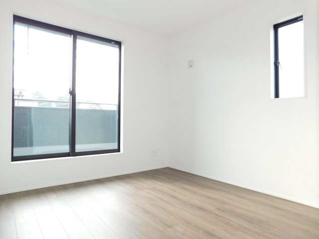 名古屋市中川区中須町字藤六の新築一戸建の洋室|◇２階洋室◇　　南面で明るい洋室５．２５帖　全居室収納完備♪　バルコニー利用可！