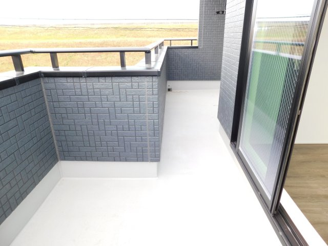 名古屋市中川区中須町字藤六の新築一戸建のバルコニー|◇バルコニー◇　　南面で陽当り良好なワイドバルコニー♪　洋室２部屋から出入りできます！