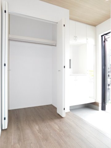 名古屋市中川区中須町字藤六の新築一戸建の玄関|◇玄関収納◇　　家族の履物がしっかり収納できる大容量収納！　玄関ホールにはファミリークローク完備！