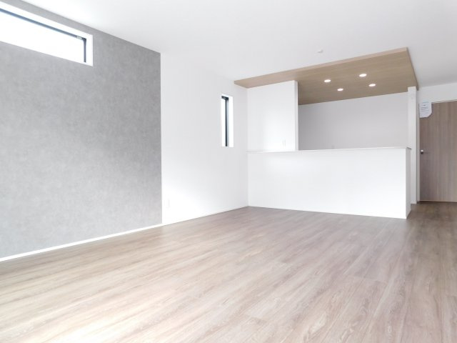 名古屋市中川区中須町字藤六の新築一戸建の居間・リビング|◇リビング◇　　南面で明るいリビング１７．０帖　アクセントクロスに合わせたインテリアを楽しむことができます♪