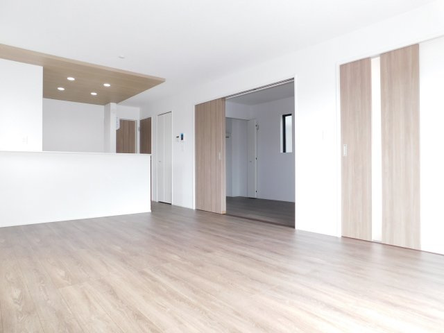 名古屋市中川区中須町字藤六の新築一戸建の居間・リビング|◇リビング◇　　南面で明るいリビング１７．０帖　折下天井のオシャレなキッチン♪　キッチン横にはパントリー完備！