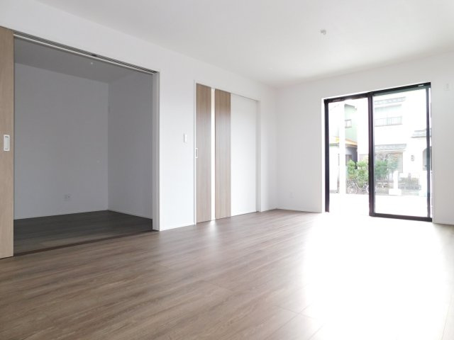 名古屋市中川区中須町字藤六の新築一戸建の居間・リビング|◇リビング◇　　南面で明るいリビング１７．０帖　洋室と続き間で２２．０帖の広々空間になります♪