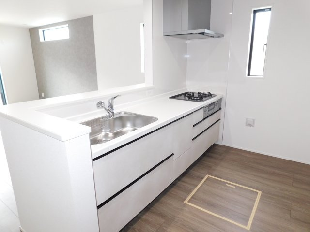 名古屋市中川区中須町字藤六の新築一戸建のキッチン|◇キッチン◇　　人気の対面式・人造大理石カウンター・浄水器付ハンドシャワー・静音仕様シンク・スローインクローズレール・薄型換気扇・前面コンセント完備・床下収納庫 　