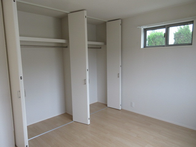 ランドマーク逗子Ⅲの洋室|天井まで高さのあるクローゼット