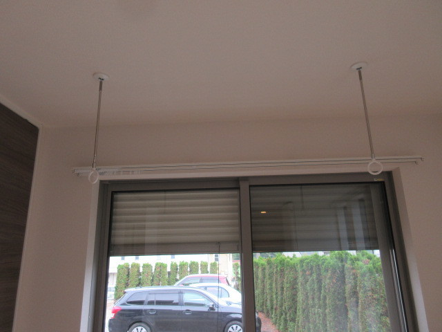 ランドマーク逗子Ⅲの設備|防犯シャッターと室内物干しフック