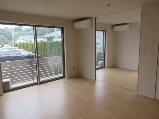 ランドマーク逗子Ⅲの居間・リビング|南向き日当り良好のＬＤＫ１３.５帖