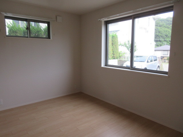 ランドマーク逗子Ⅲの洋室|南向き２面採光の明るい洋室６.帖