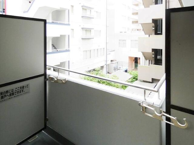 中庭側で洗濯物を干せるベランダ
