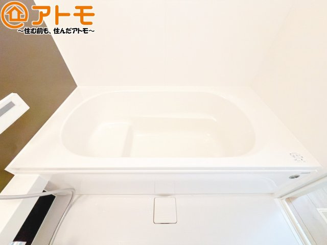 【浴室】 | 葵区駒形通3期　新築戸建　全1棟 | お子様やお年寄りが使いやすいだけでなく、半身浴にも便利なベンチタイプの湯舟です。お湯の節約にも！