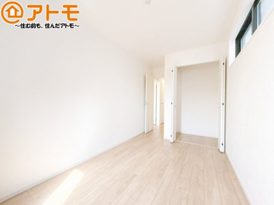 【寝室】 | 葵区駒形通3期　新築戸建　全1棟 | 収納スペースもしっかり確保したお部屋は、収納家具の数も減らせるのでお部屋を広く使えます！