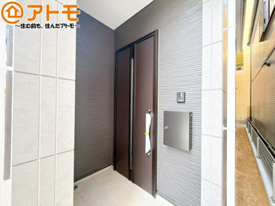 【玄関】 | 葵区駒形通3期　新築戸建　全1棟 | 落ち着いた色合いの玄関はダブルロックで防犯性に優れた仕様になっています♪