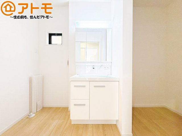 【独立洗面台】 | 葵区駒形通3期　新築戸建　全1棟 | 壁付け水栓の洗面台は水垢がたまりにくく、お掃除がしやすいですね♪