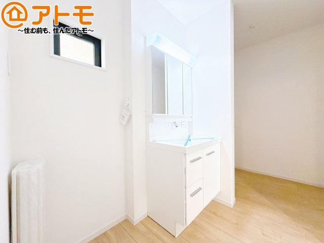 【独立洗面台】 | 葵区駒形通3期　新築戸建　全1棟 | 三面鏡の中は収納になっているため、スッキリとした洗面台を保つことができます♪