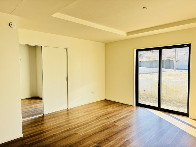 八王子市　兵衛　新築未入居戸建て　１期の居間・リビング|～18.0帖の明るいLDKで、家族団欒の時間をお過ごしいただけます～